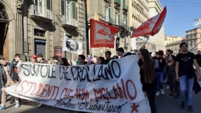 una vittoria per gli studenti napoletani scesi in piazza
