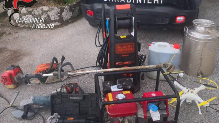 furto in abitazione a parolise refurtiva in casa di un 35enne