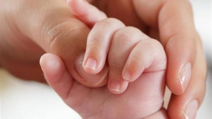 neonato muore soffocato dal cordone i genitori dai carabinieri