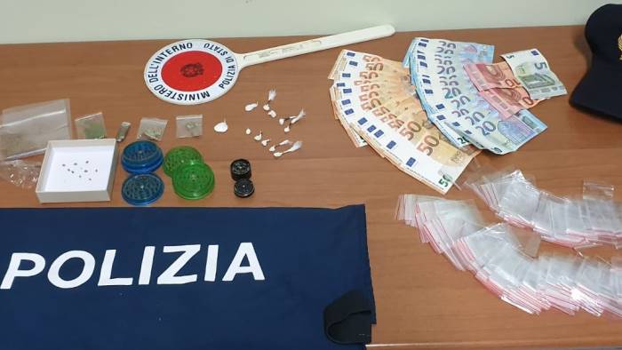 crack e cocaina nascosti negli slip arrestati due giovani