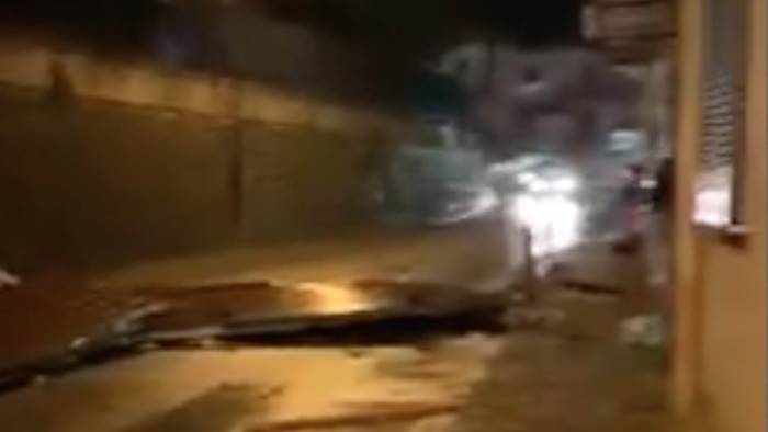 forte vento a cava de tirreni crolla un tetto