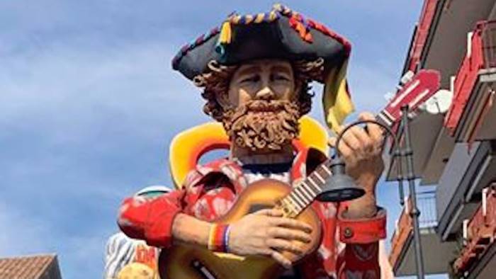 maiori il carro penso positivo conquista anche jovanotti