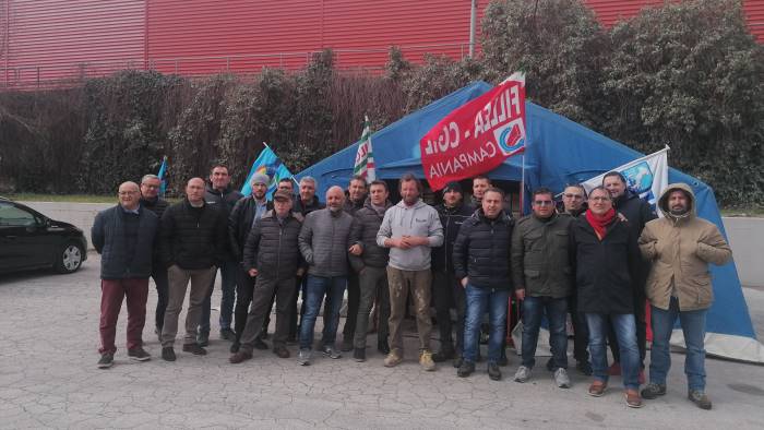 operai in tenda davanti alla novolegno non ce ne andiamo