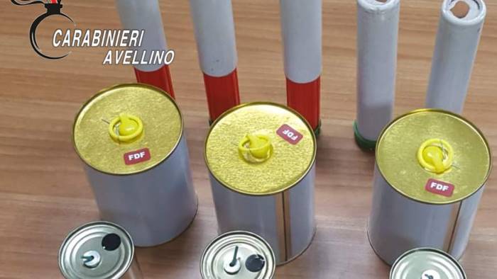 ritrovati 11 fumogeni nel campo di calcio c e il sequestro