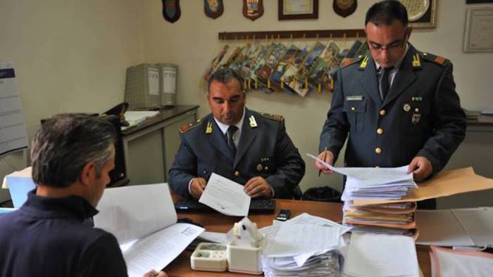 truffa un anziana facoltosa arrestato consulente finanziario