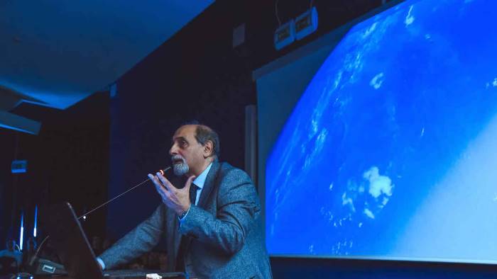 l astronauta umberto guidoni si racconta a unisaorienta