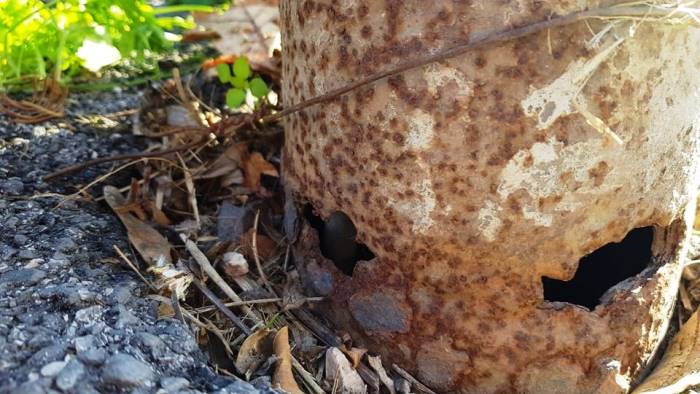 palo corroso e bucato alla base evitiamo una nuova tragedia