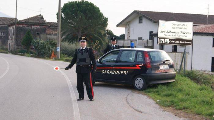 niente cinture e alla guida col telefonino