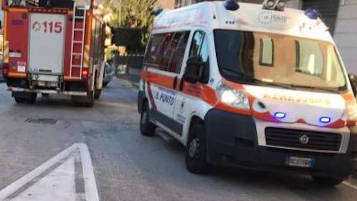 auto contro palazzo a baronissi paura per un giovane