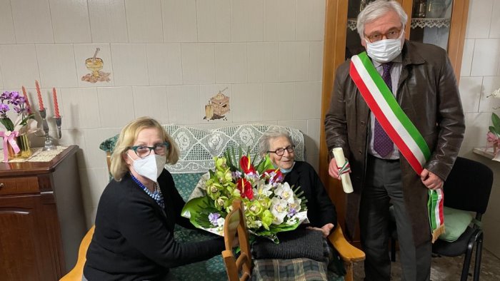 sindaco e vice salutano la centenaria di sant agata de goti