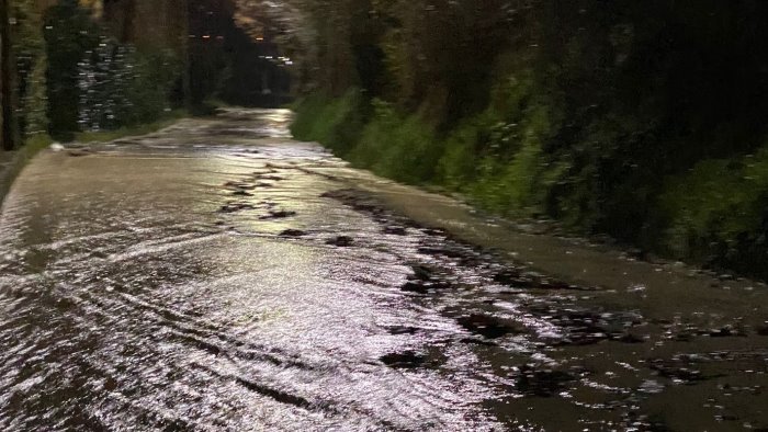 un fiume di acqua fango e detriti a castel baronia