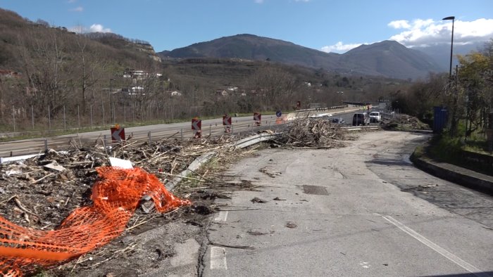 frana sul raccordo riapre solo la corsia verso salerno