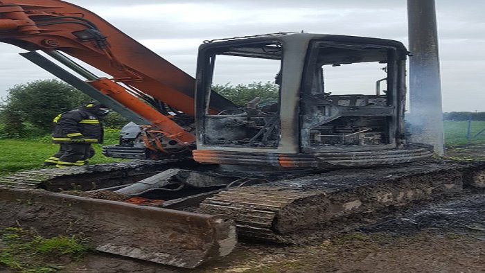 capaccio in fiamme l escavatore dell imprenditore assessore