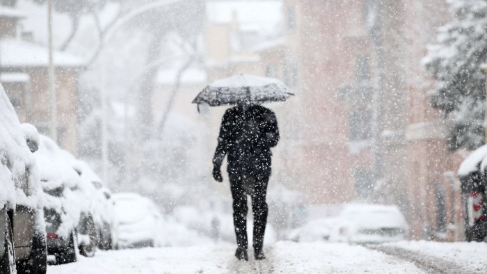 lioni imbiancata garofalo domani giornata di ghiaccio