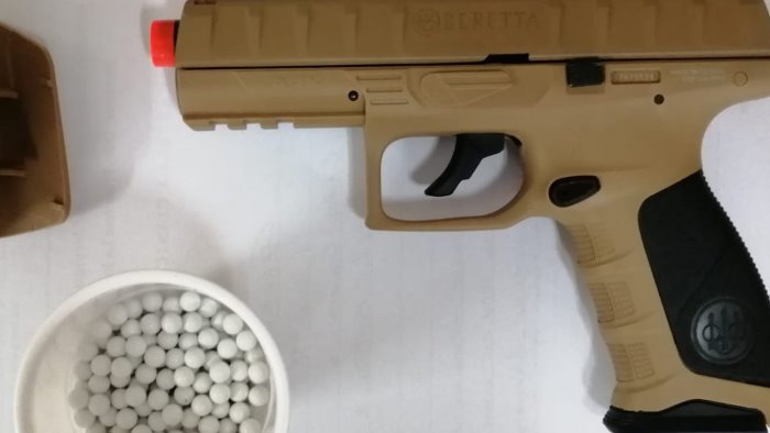 spara dall auto alle ragazze con la pistola a piombini preso