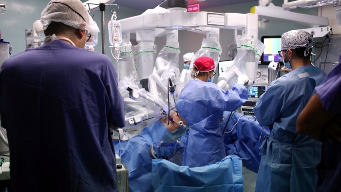 morto dopo bypass gastrico indagati 20 medici in due ospedali