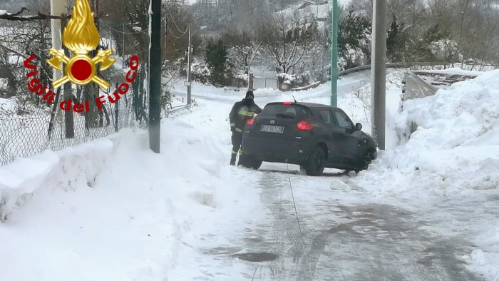 neve e gelo automobilisti bloccati uscite solo se necessario