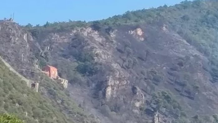 sarno rifiuti abbandonati sul sentiero verso il monte saretto