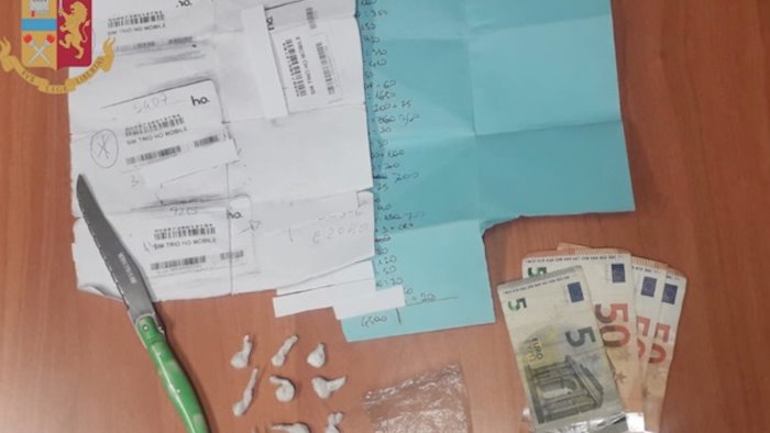 spacciano e violano le restrizioni anti covid arrestati