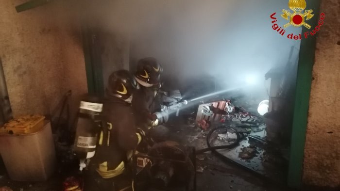 garage in fiamme evacuato un palazzo