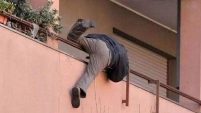 marito torna a casa amante scappa dal balcone e cade