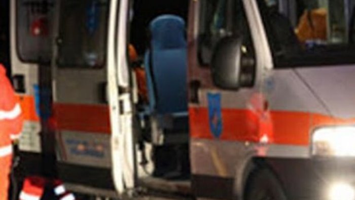 sbalzato da due auto paura per un 60enne