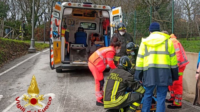 si ribalta un ape car ferita una coppia di anziani