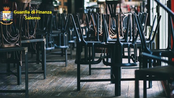 festa di laurea in pizzeria arriva la finanza che multa tutti