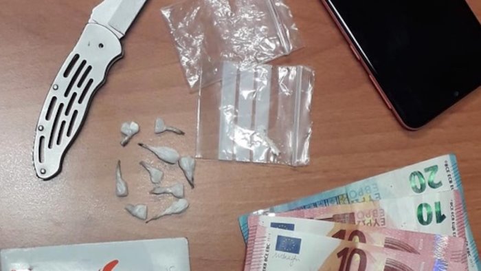 cava de tirreni crack coltello e denaro in auto arrestato