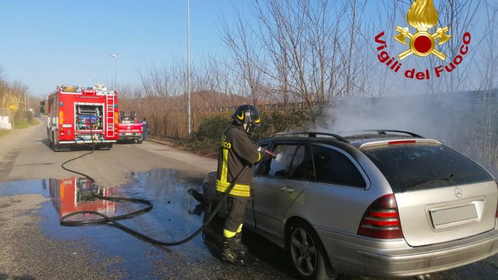 auto in fiamme in contrada scrofeta paura per il conducente