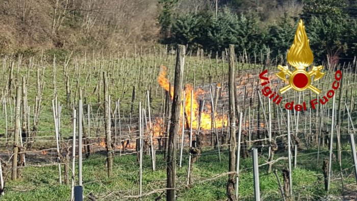 perdita di gas e vigneto in fiamme paura a montefredane