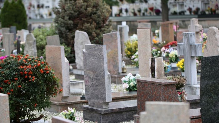 comune in rosso e il sindaco diventa custode del cimitero