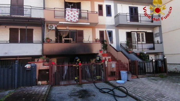 villetta in fiamme ad avella paura per una famiglia
