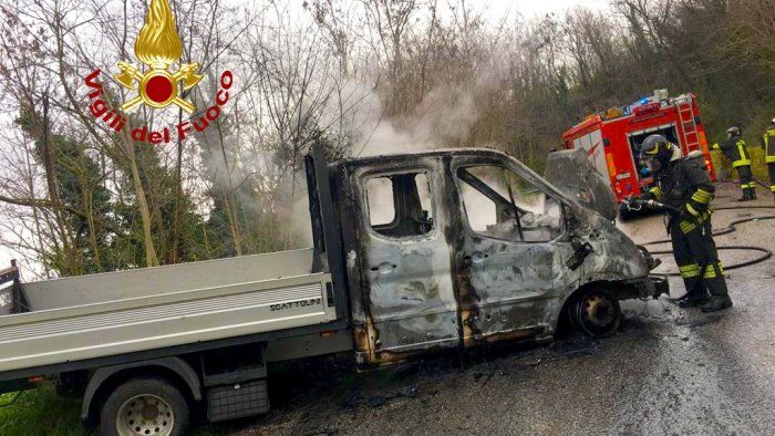 autocarro in fiamme a montemiletto paura per il conducente