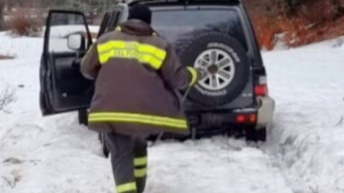 auto bloccata sulla neve ragazzi di agropoli soccorsi sul laceno