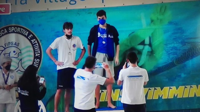 nuoto pinnato la oceanika nuoto sturno esulta romano campione italiano