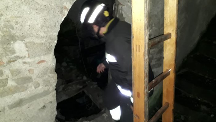 ubriaco cade in un rudere recuperato soccorso ma poi scappa dall ambulanza