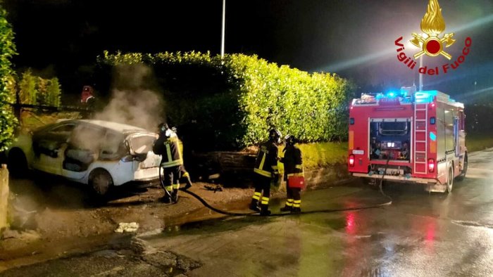 auto in fiamme vicino al cimitero paura a torelli