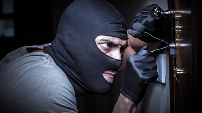 capaccio rubano a casa di un avvocato e si schiantano con l auto nella fuga