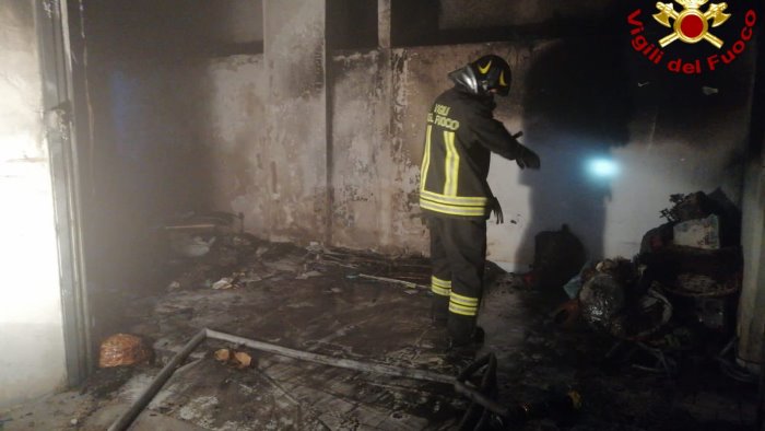 incendio in due garage paura in un palazzo di sei piani a pontecagnano