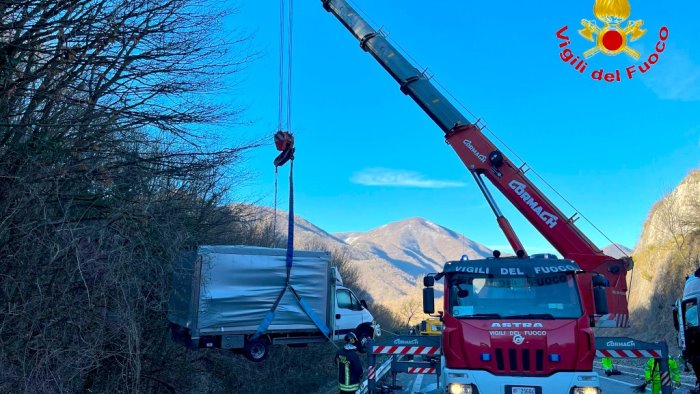 incidente sull ofantina tra tir e auto tre persone ferite in ospedale