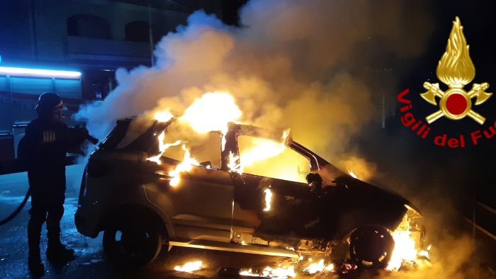 incendio a starze di summonte distrutta un auto in sosta