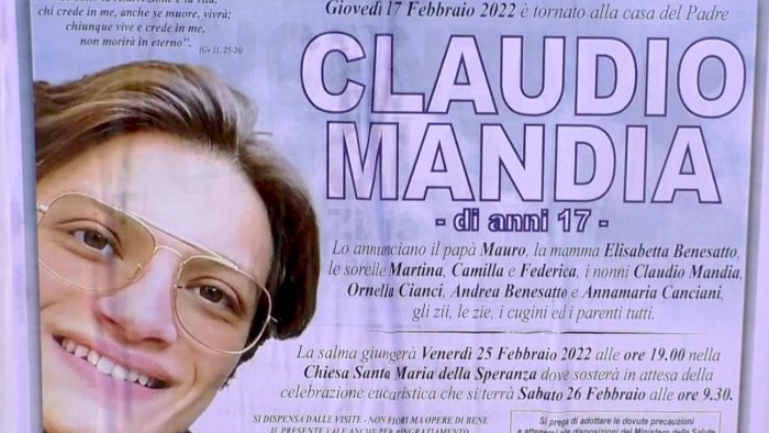 battipaglia la lunga notte di lutto dolore e palloncini per claudio