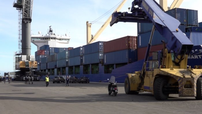 ultimate le operazioni di scarico dei rifiuti al porto container sequestrati