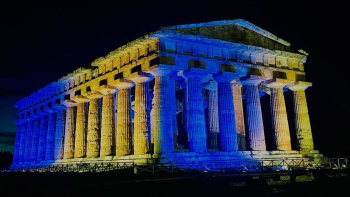 l ucraina sotto le bombe il tempio di nettuno si illumina di giallo e blu
