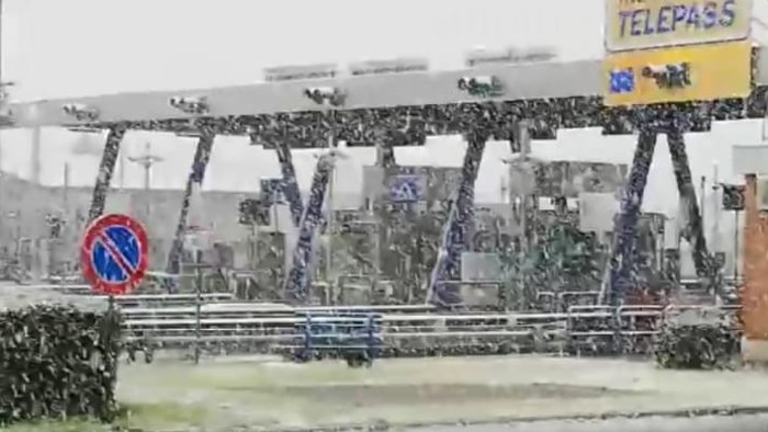 nevica in irpinia chiusa l autostrada nel tratto candela grottaminarda