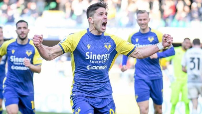 tripletta di simeone verona batte venezia 3 1