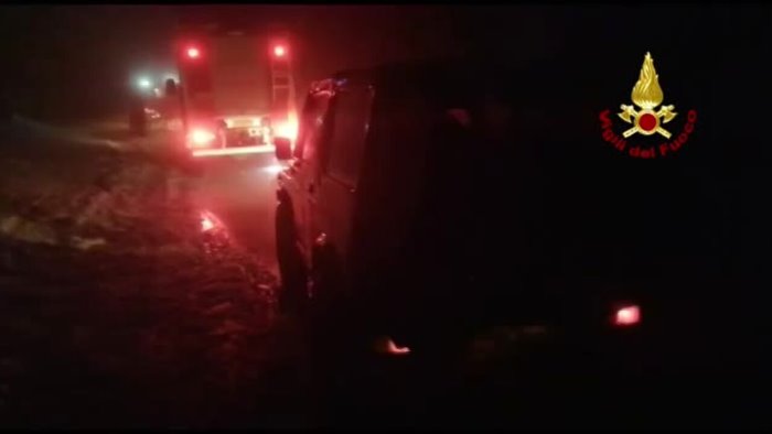 auto impantanata nella neve soccorsi due giovani