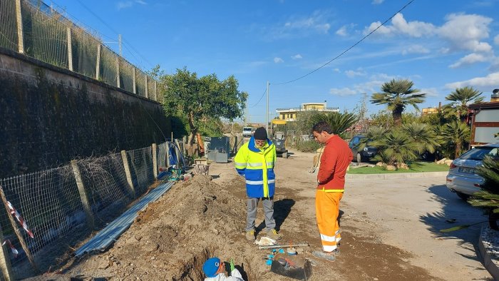 una nuova rete idrica e fognaria proseguono i lavori a via guerdine