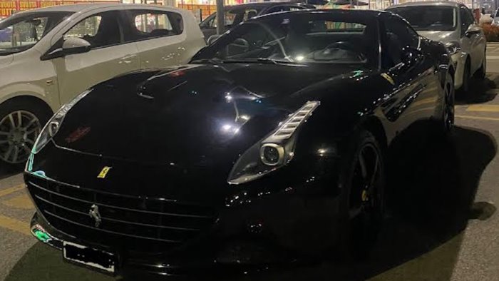 ferrari parcheggiata nello stallo dei disabili una vergogna chieda scusa